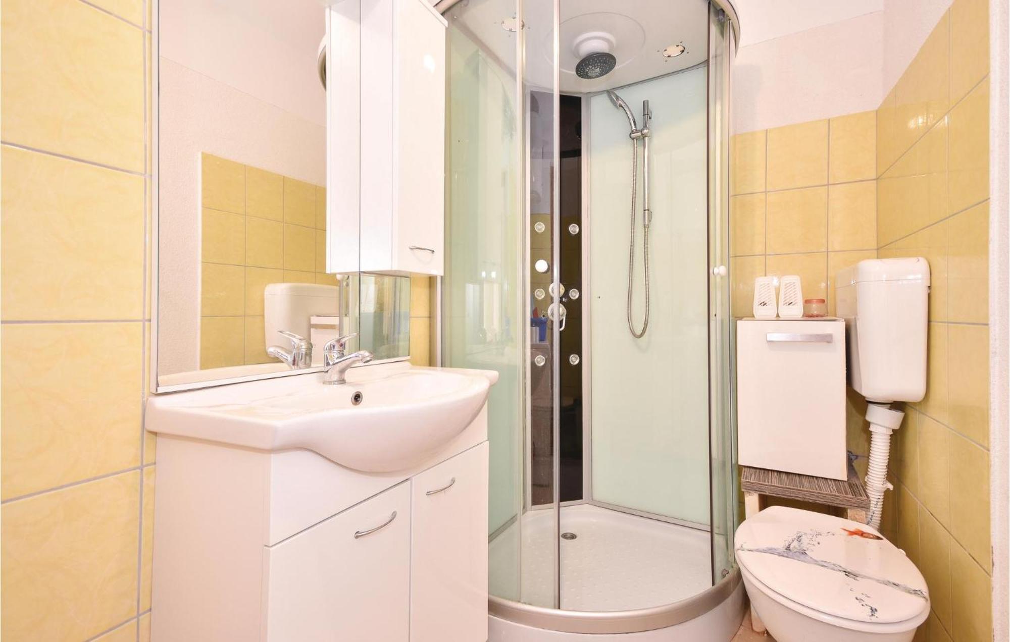 2 Bedroom Gorgeous Apartment In Stomorska Bagian luar foto